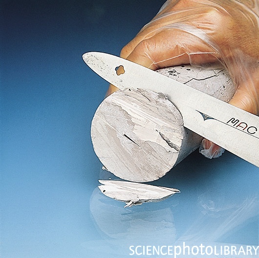 9-Oxidation_and_Reduction_Photos/intro 2 A150404-Cutting_sodium_metal-SPL.jpg